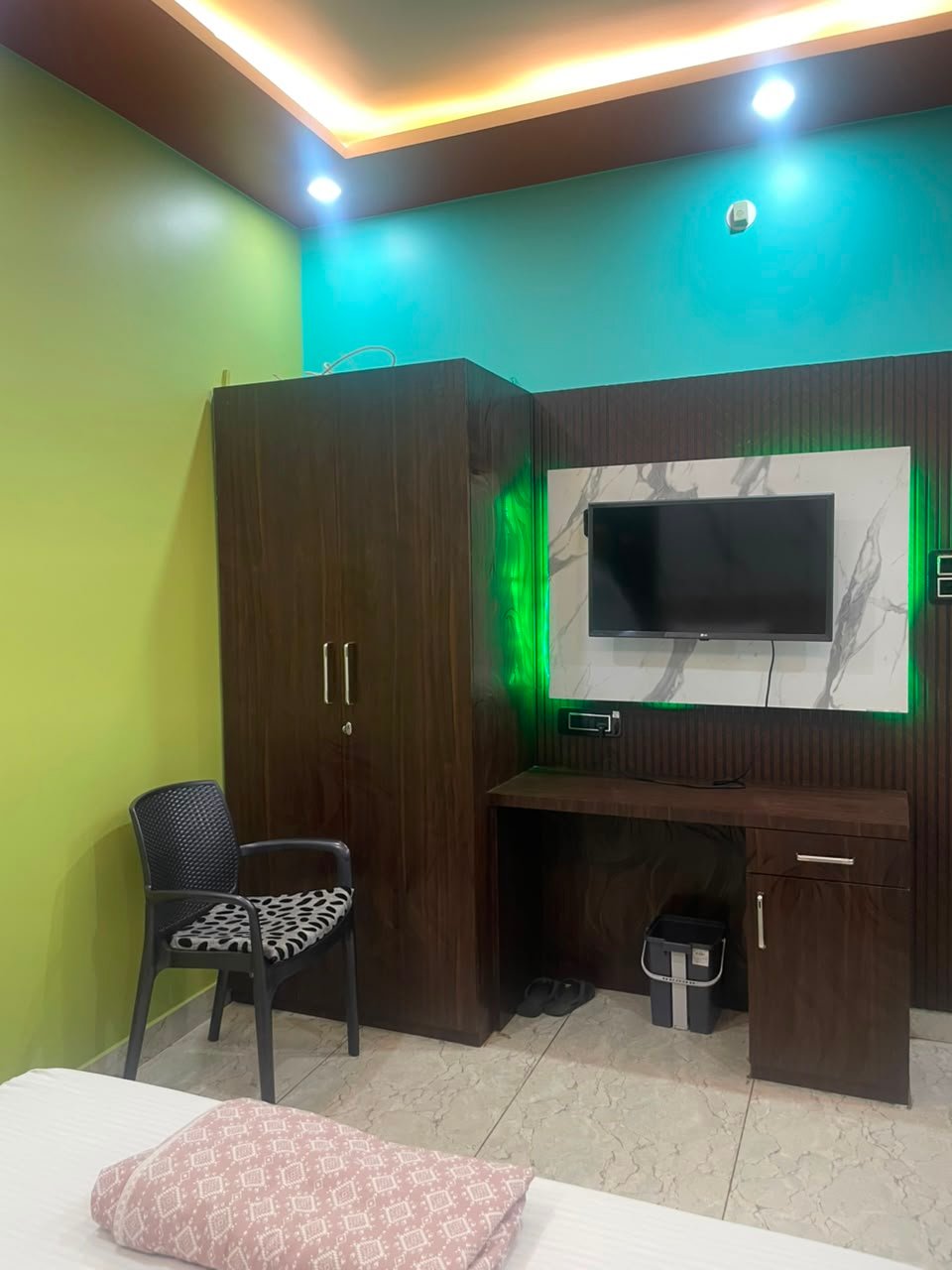 Hotel room workspace for business travellers at Hotel Imperial Bihta
